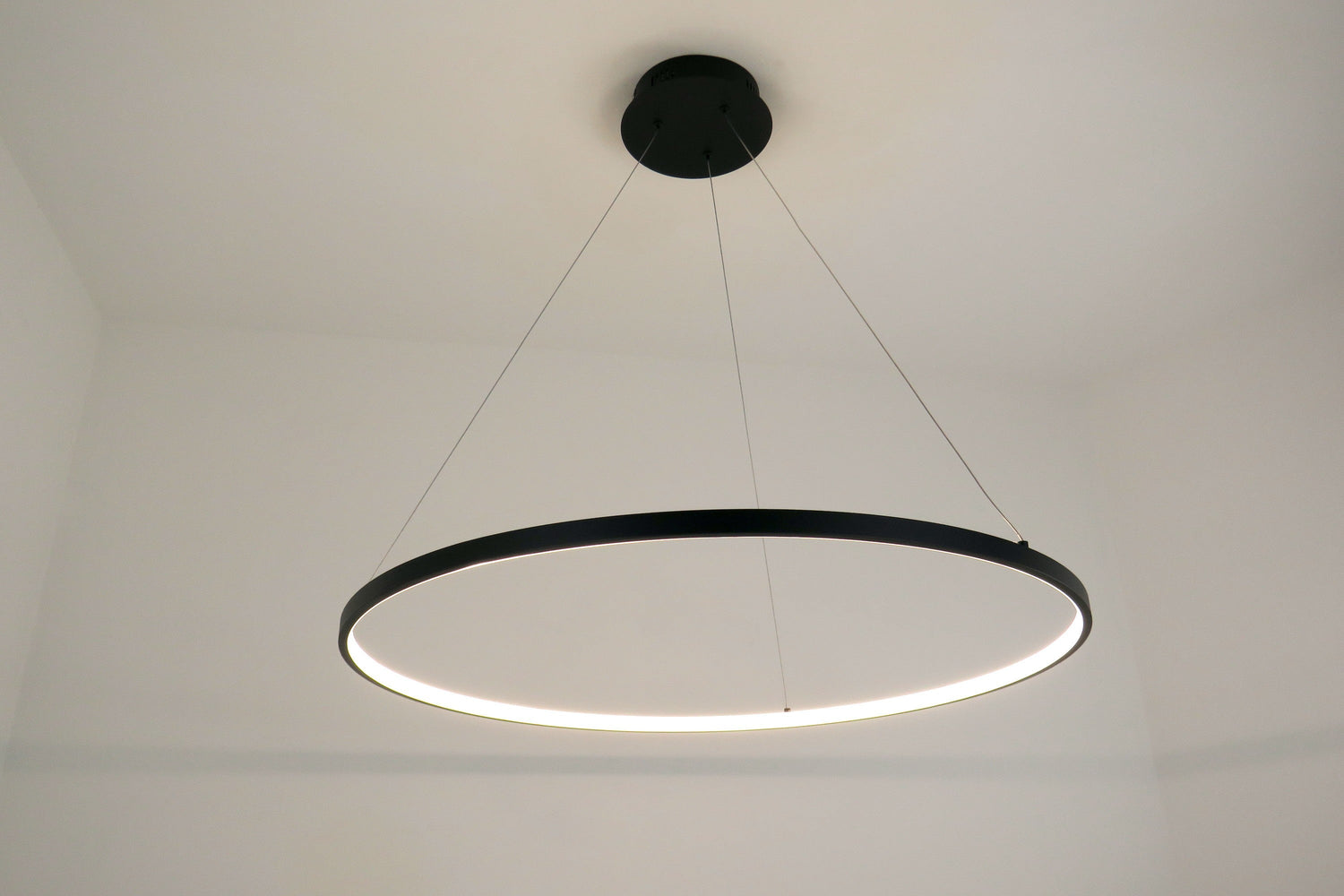 Lampadario Zivago cerchio nero per salone