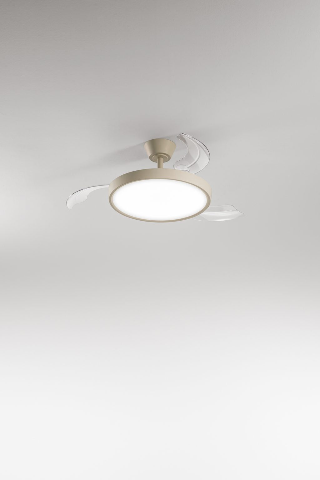 Ventilatore da soffitto Perenz Myra 7196 SB CT sabbia opaco ambientato in salotto