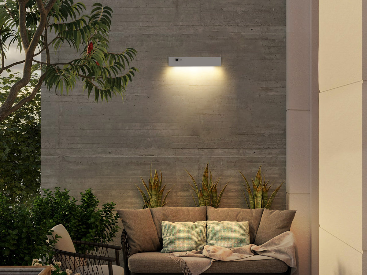 Applique solare da esterno bianco installata - Bot Lighting AVENUE