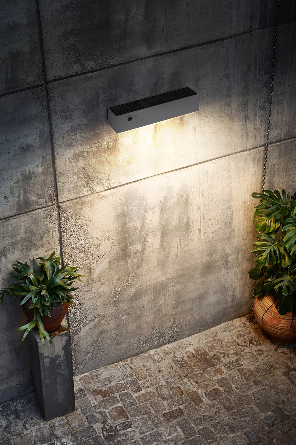 Applique solare da esterno bianco ambientata - Bot Lighting AVENUE
