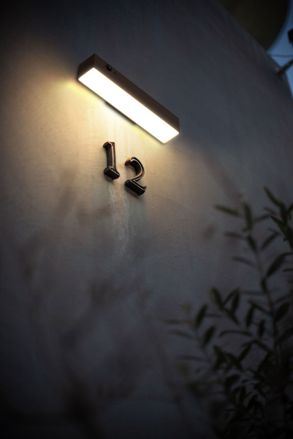 Applique solare da esterno corten ambientata - Bot Lighting AVENUE