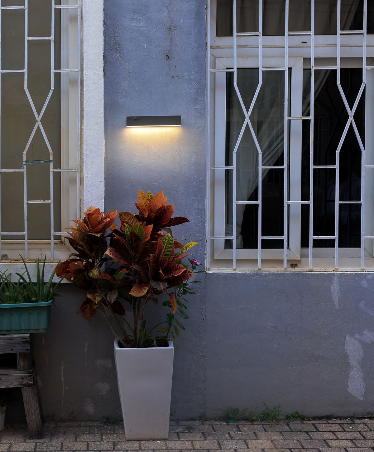 Applique solare da esterno nero installata - Bot Lighting AVENUE
