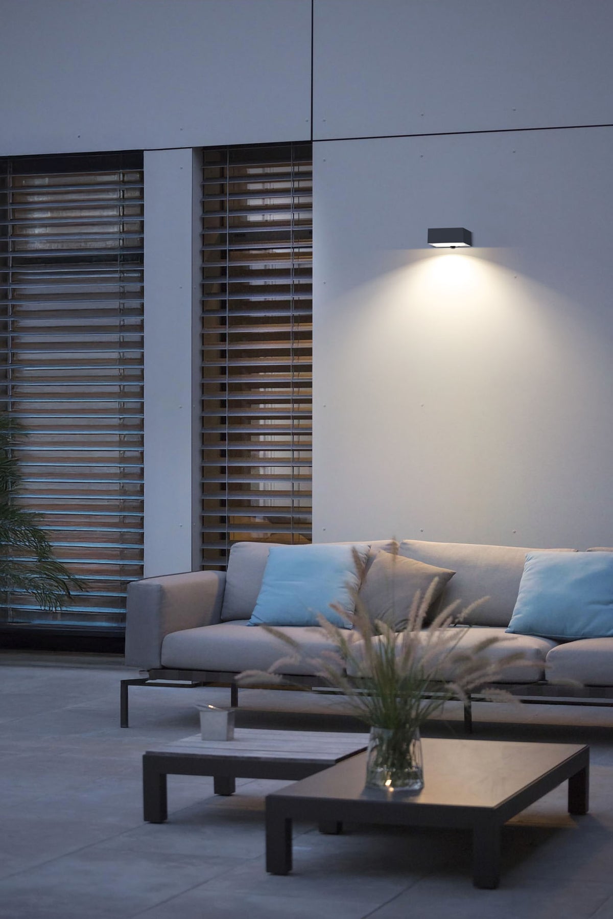 Applique solare da esterno ambientata - Bot Lighting CLAY