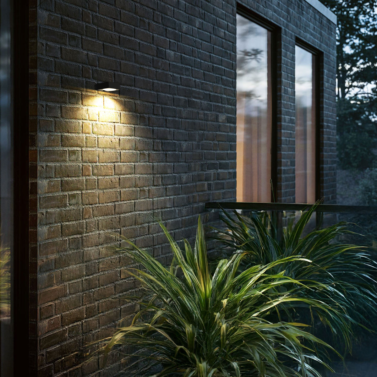 Applique solare da esterno accesa di notte - Bot Lighting CLAY