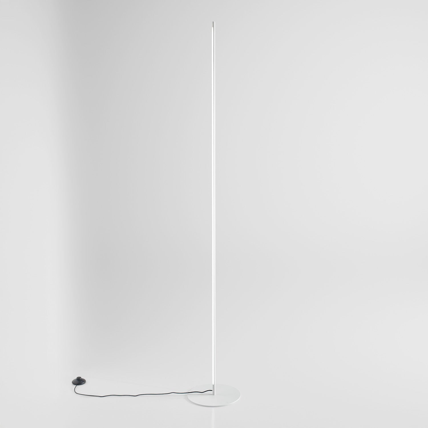 Piantana LED Slim Dimmerabile a Pedale 28W – Gea Luce EBONY P/T