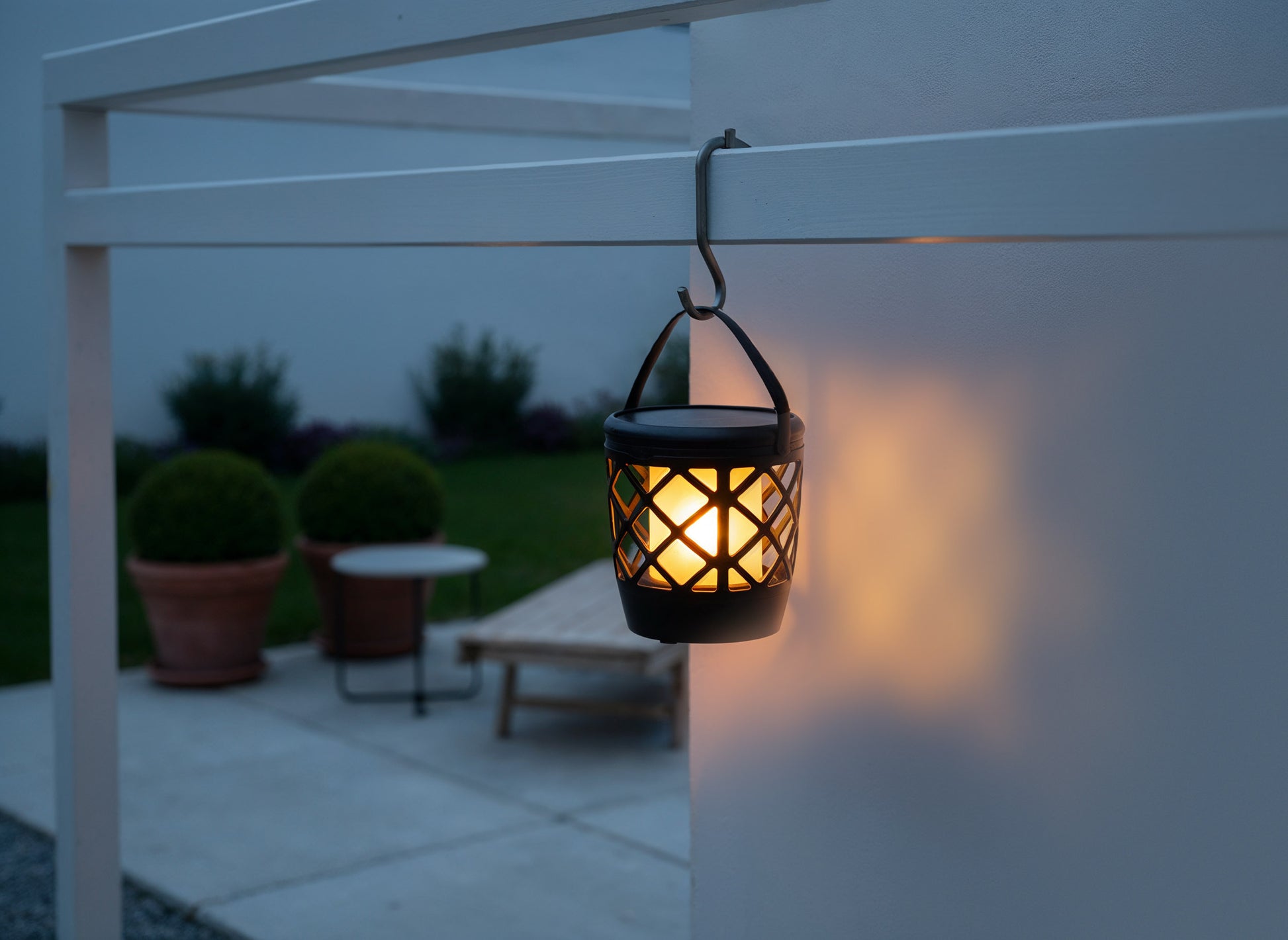 Torcia LED solare effetto fiamma ambientata - Bot Lighting FLAME2N