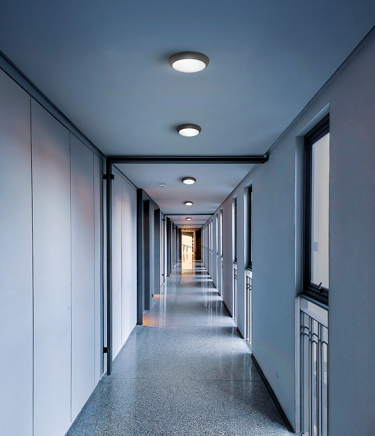 Plafoniera LED Tonda Anti-UV IP65 IK10 CCT e Potenza Selezionabili, anche con Sensore e Emergenza – ambientazione