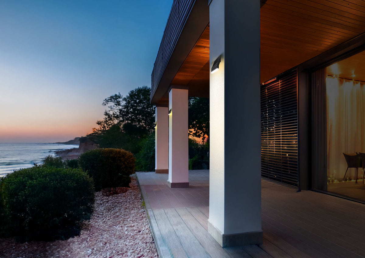 Proiettore LED solare con sensore di movimento installato a parete - Bot Lighting INCLINE2N
