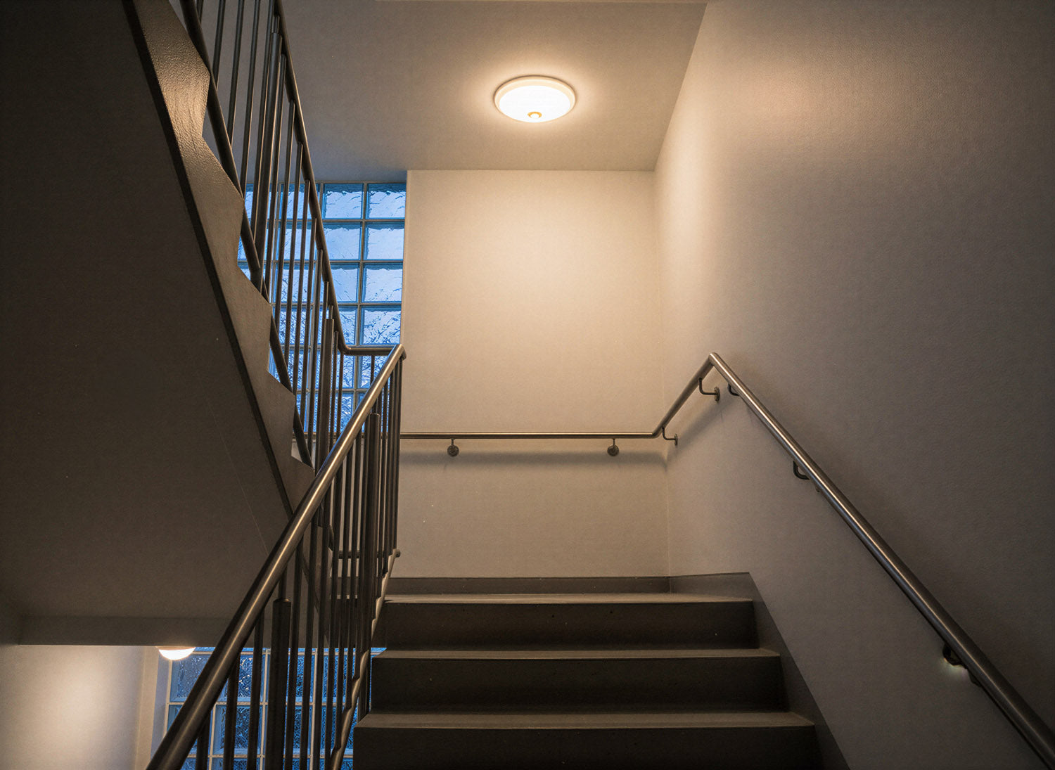 Plafoniera LED 18W con Sensore PIR Jupiter18PIR installata in corridoio