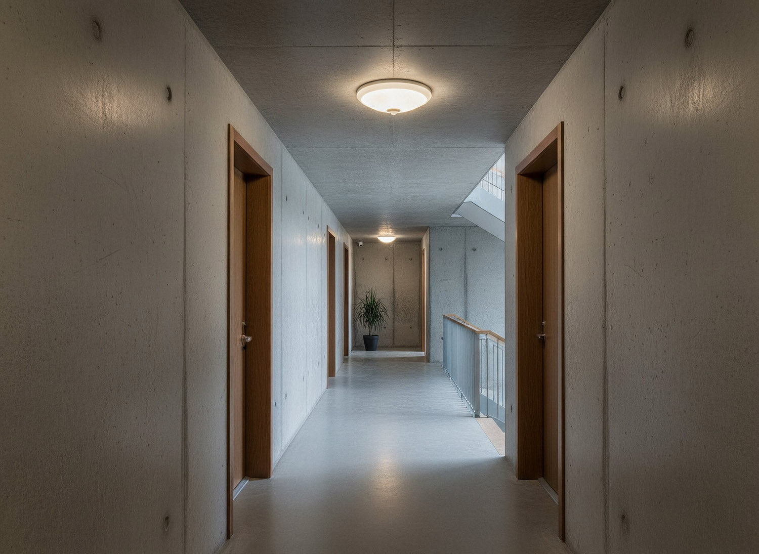 Plafoniera LED 18W con Sensore PIR Jupiter18PIR installata su scala