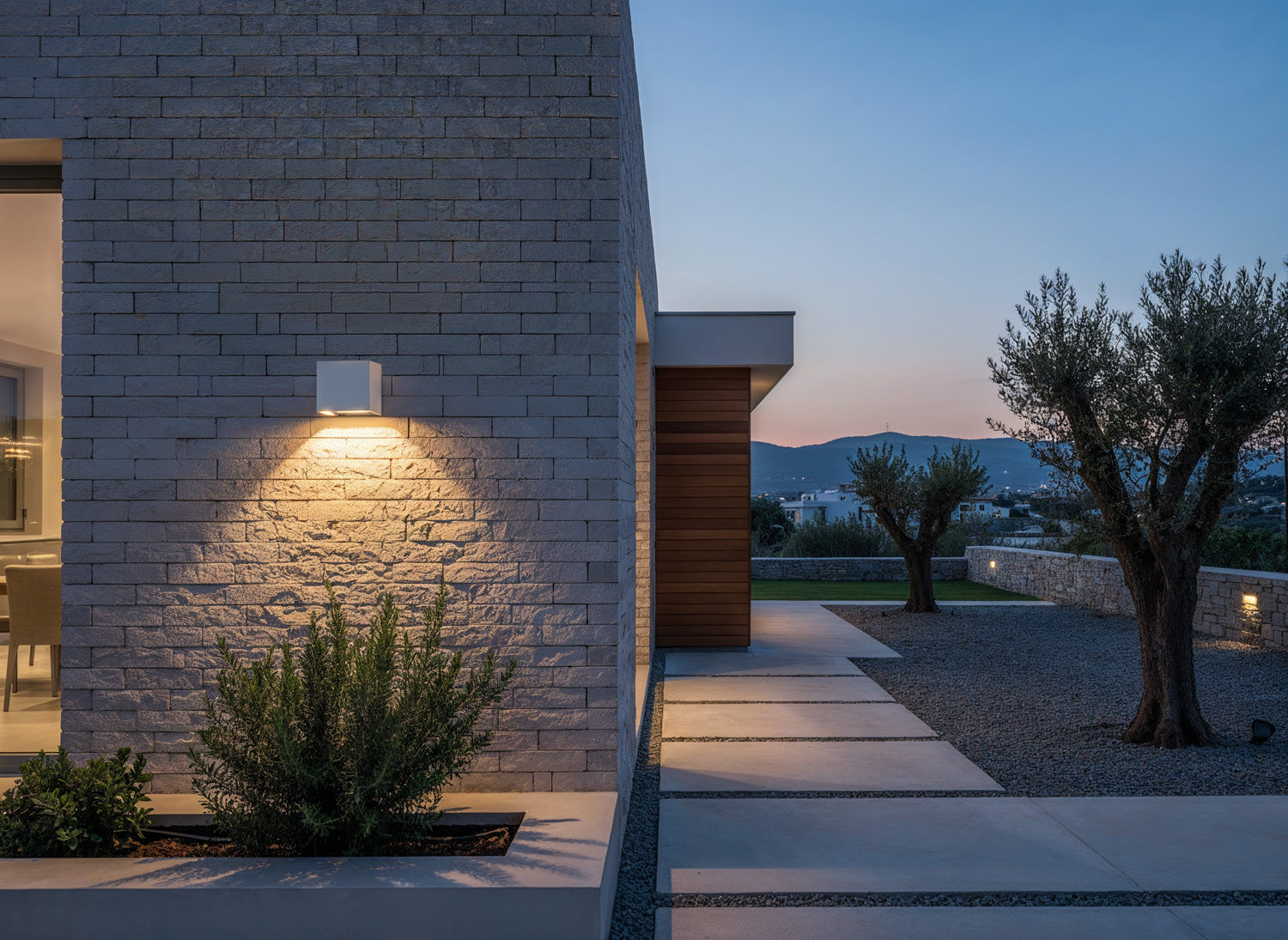 Applique solare da esterno bianco installata - Bot Lighting MARBELLA9SUN
