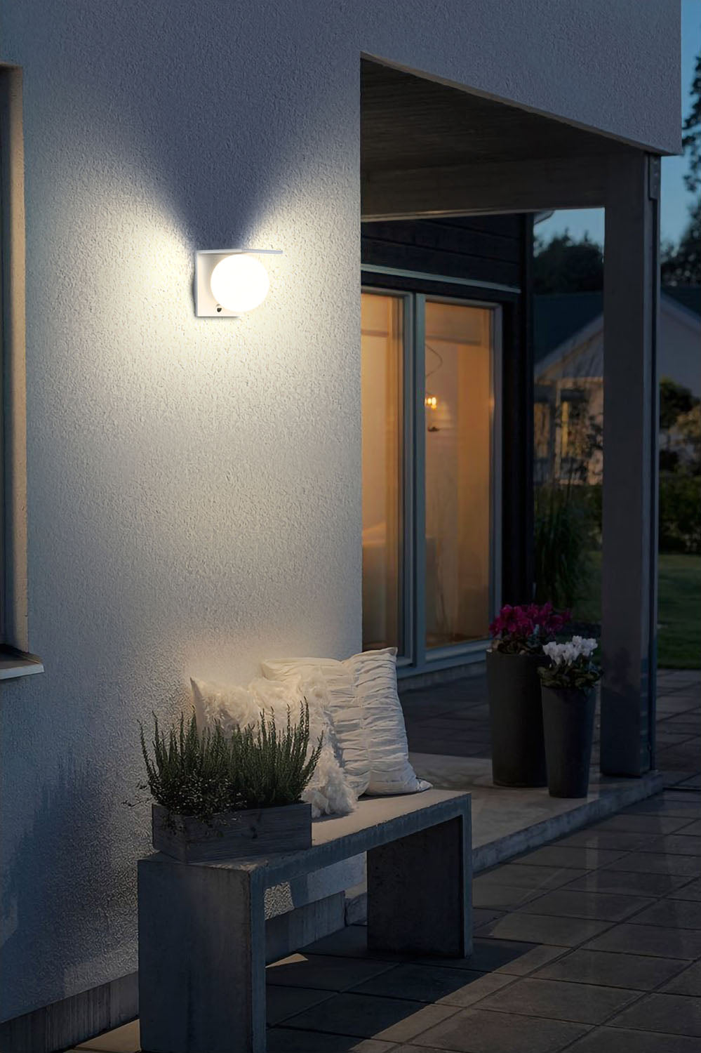 Applique solare da esterno bianco ambientata - Bot Lighting MOON