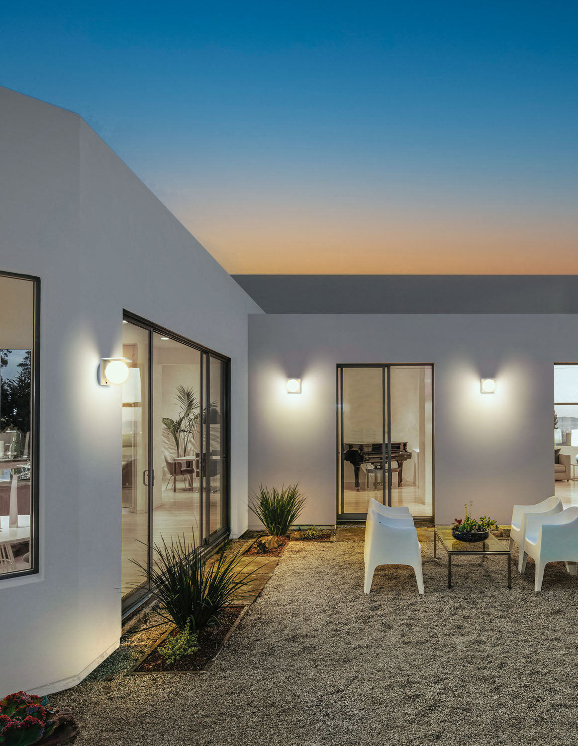 Applique solare da esterno bianco installata - Bot Lighting MOON