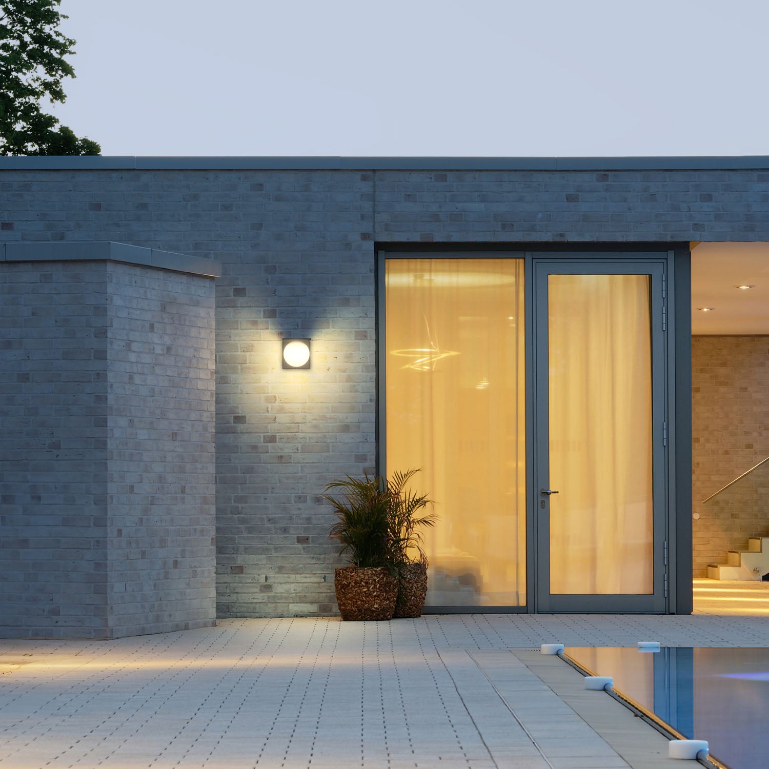 Applique solare da esterno nero ambientata - Bot Lighting MOON