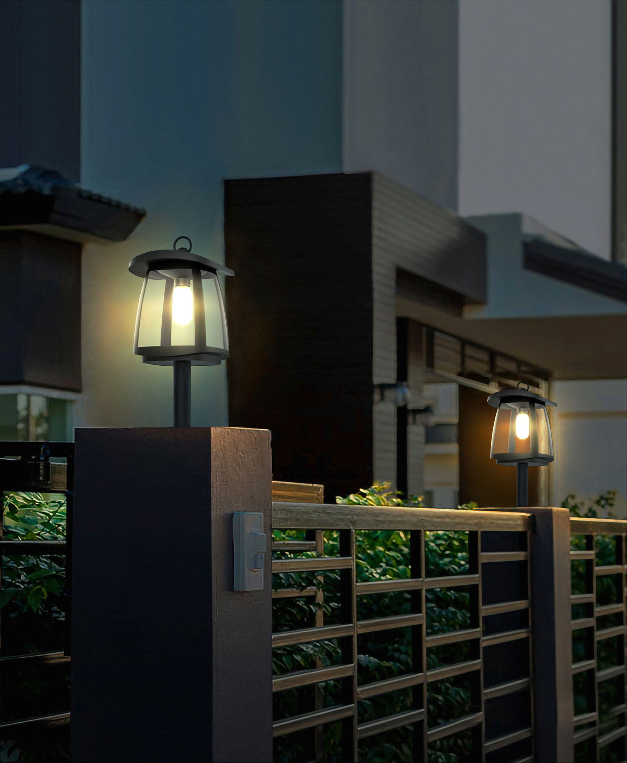 Lanterna solare con paletto installata in giardino - Bot Lighting YUCCAP