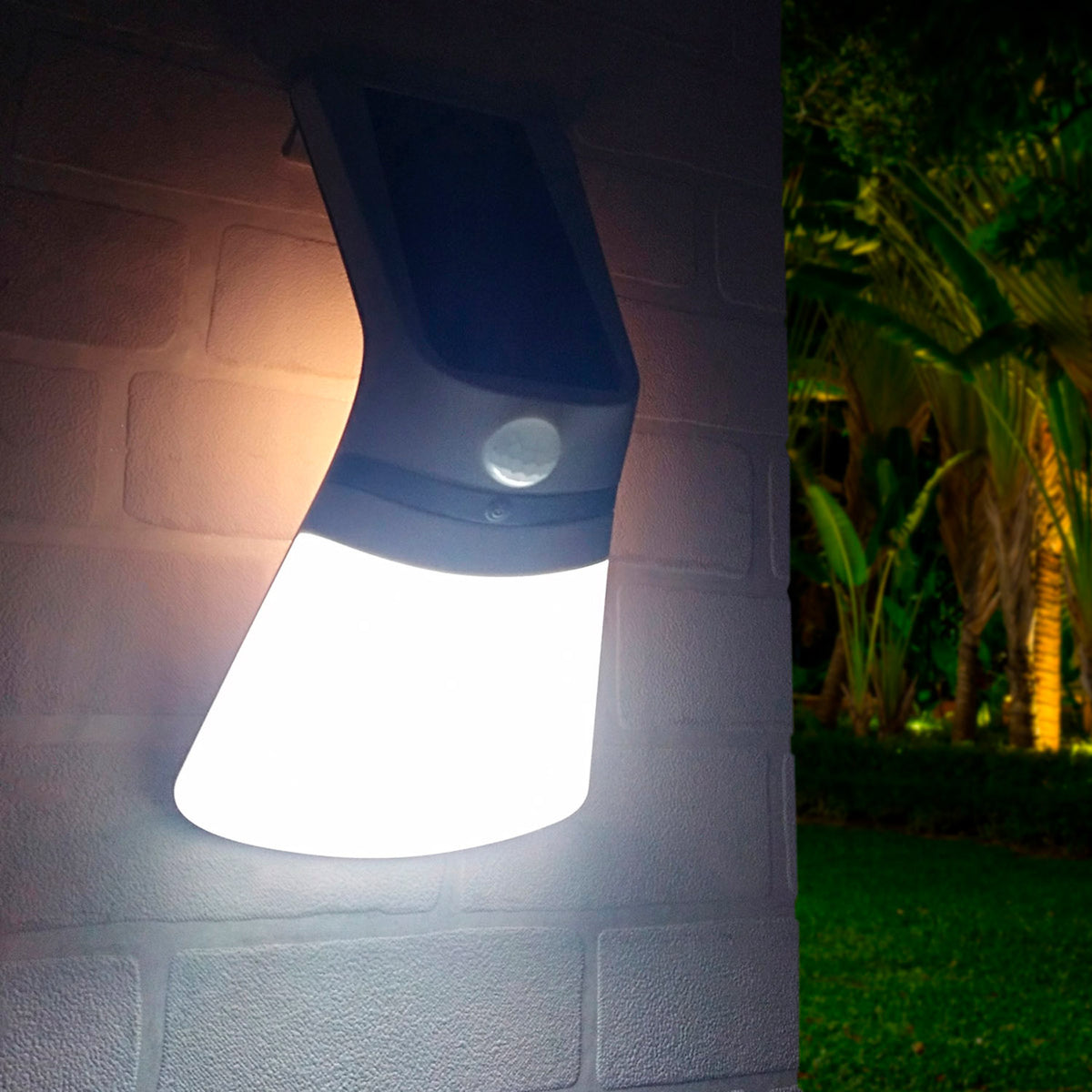 Proiettore LED solare con sensore di movimento installato a parete - Bot Lighting YUMA2N