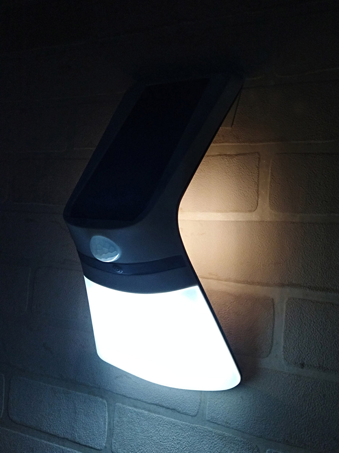 Proiettore LED solare con sensore di movimento acceso - Bot Lighting YUMA2N