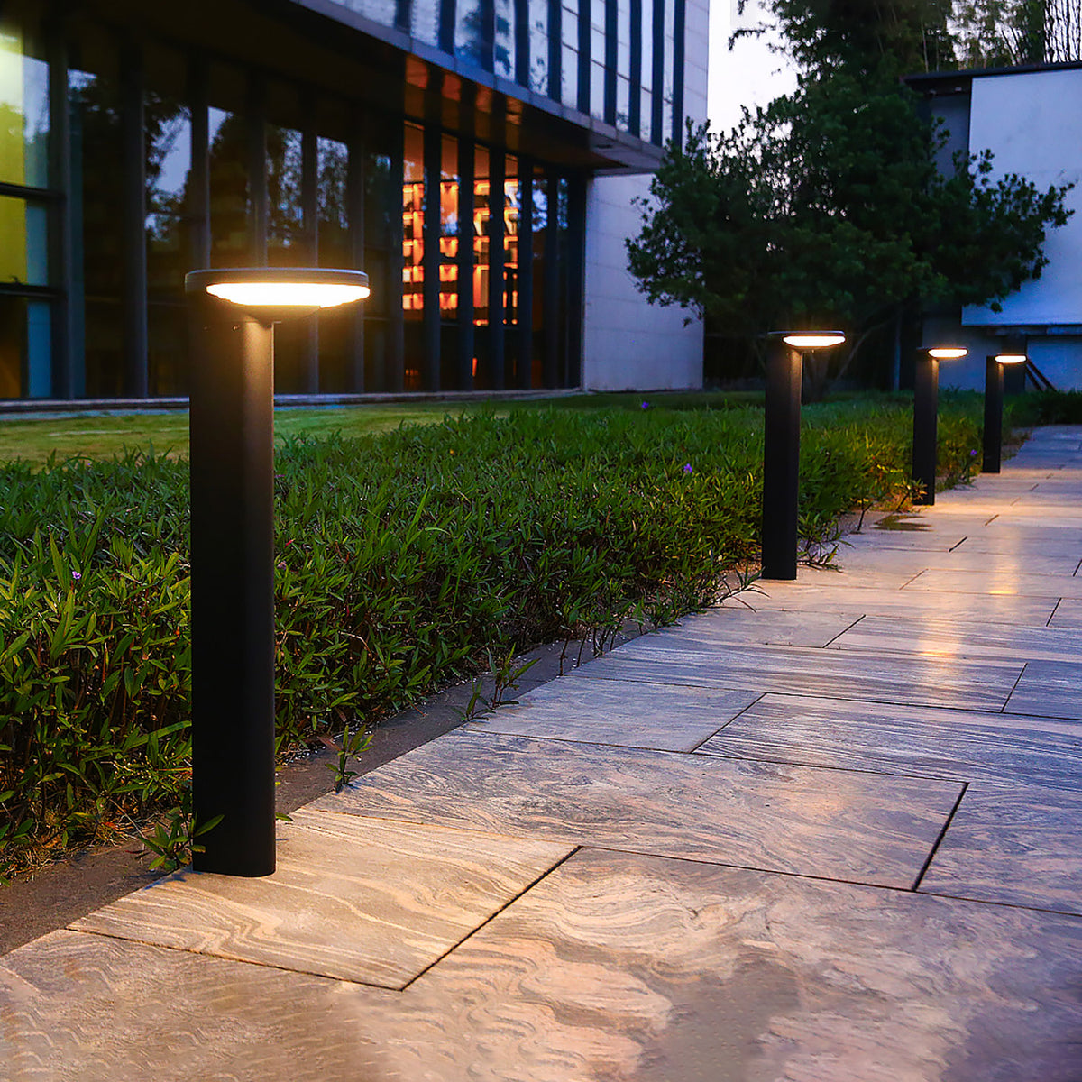 Palo solare da giardino ambientato - Bot Lighting YUMA350P