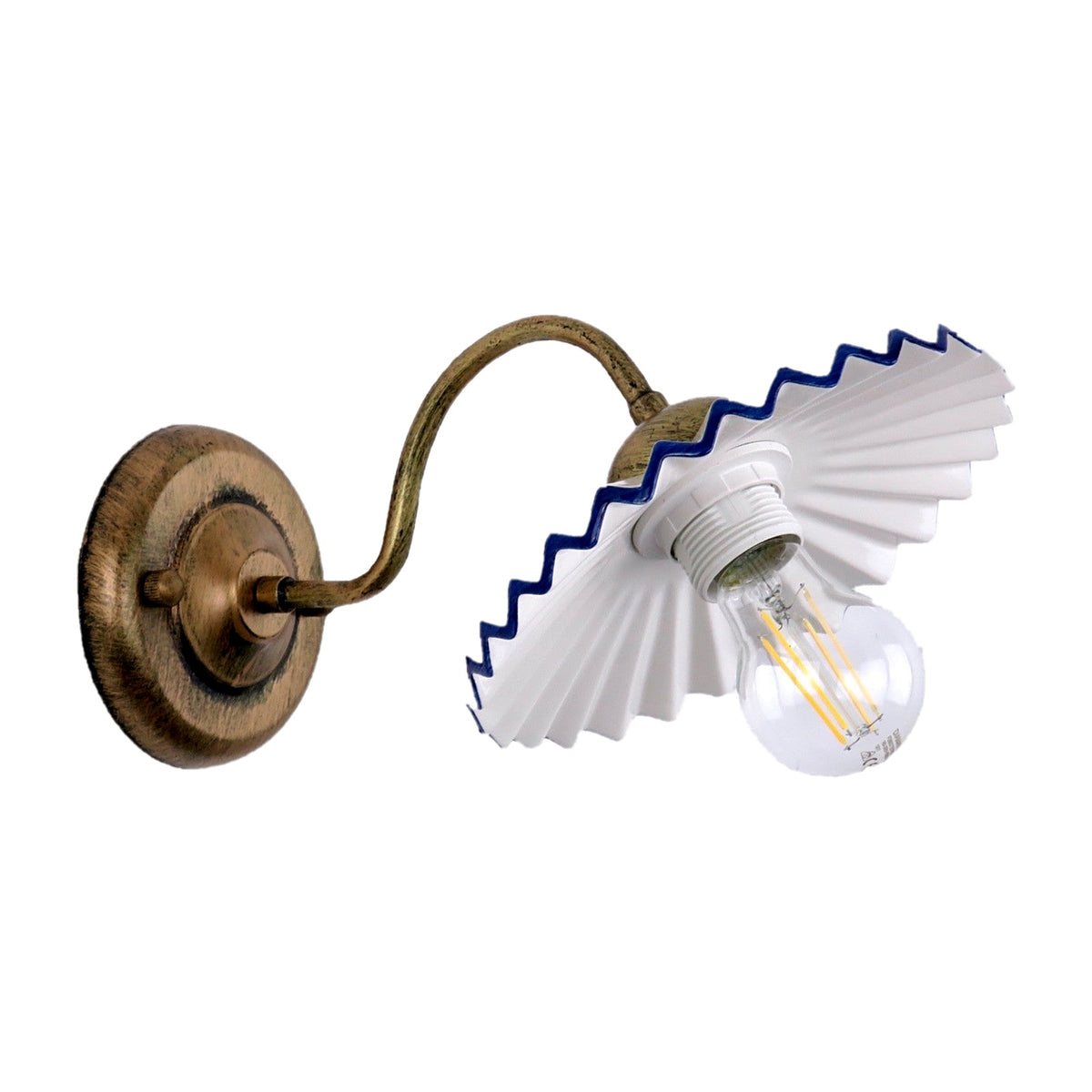 Applique da parete ELENA-A in ceramica plissettata bianca con bordo blu e braccio in metallo nero oro, su sfondo bianco