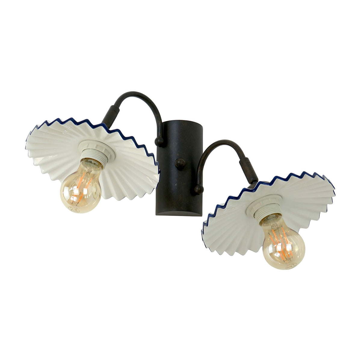 Applique a 2 luci MURLO-A2 con paralumi in ceramica plissettata bordo blu, su sfondo bianco – Diamantlux