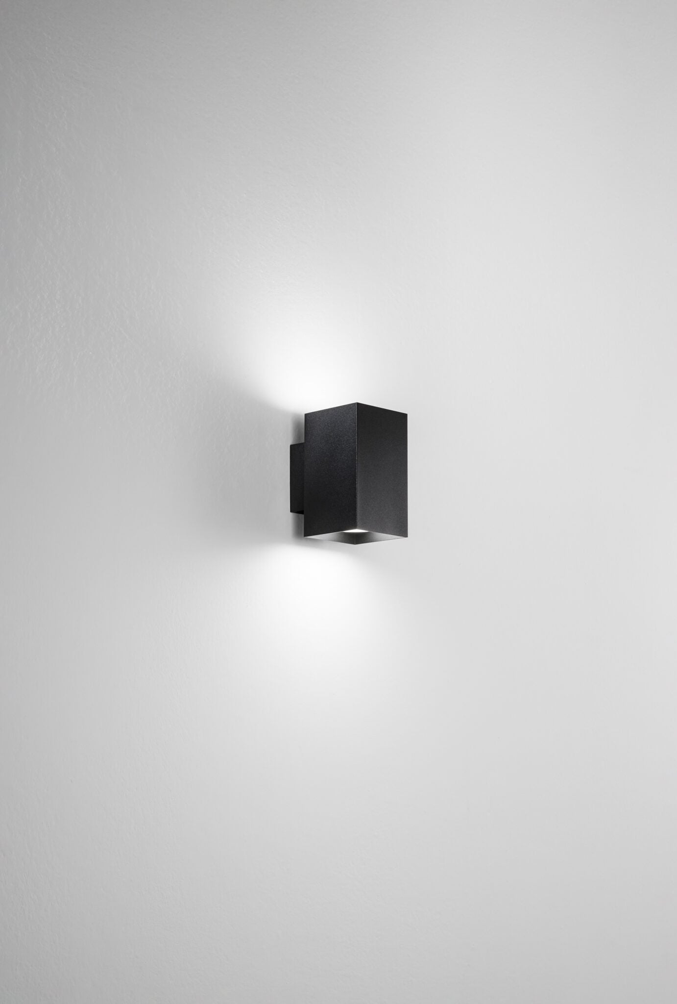 Applique da parete biemissione rettangolare in alluminio nero Isyluce 789 SIMPLIE NG