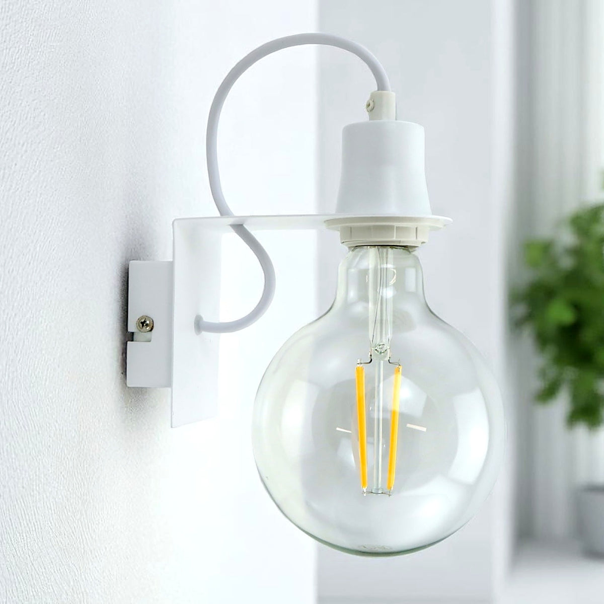 Applique da parete MINI-A bianca montata a parete con lampadina a globo a vista, ambiente luminoso