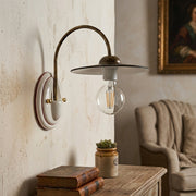 Applique rustica BIBI2-A in ceramica bianca e metallo nero oro montata su parete in intonaco, ambiente country