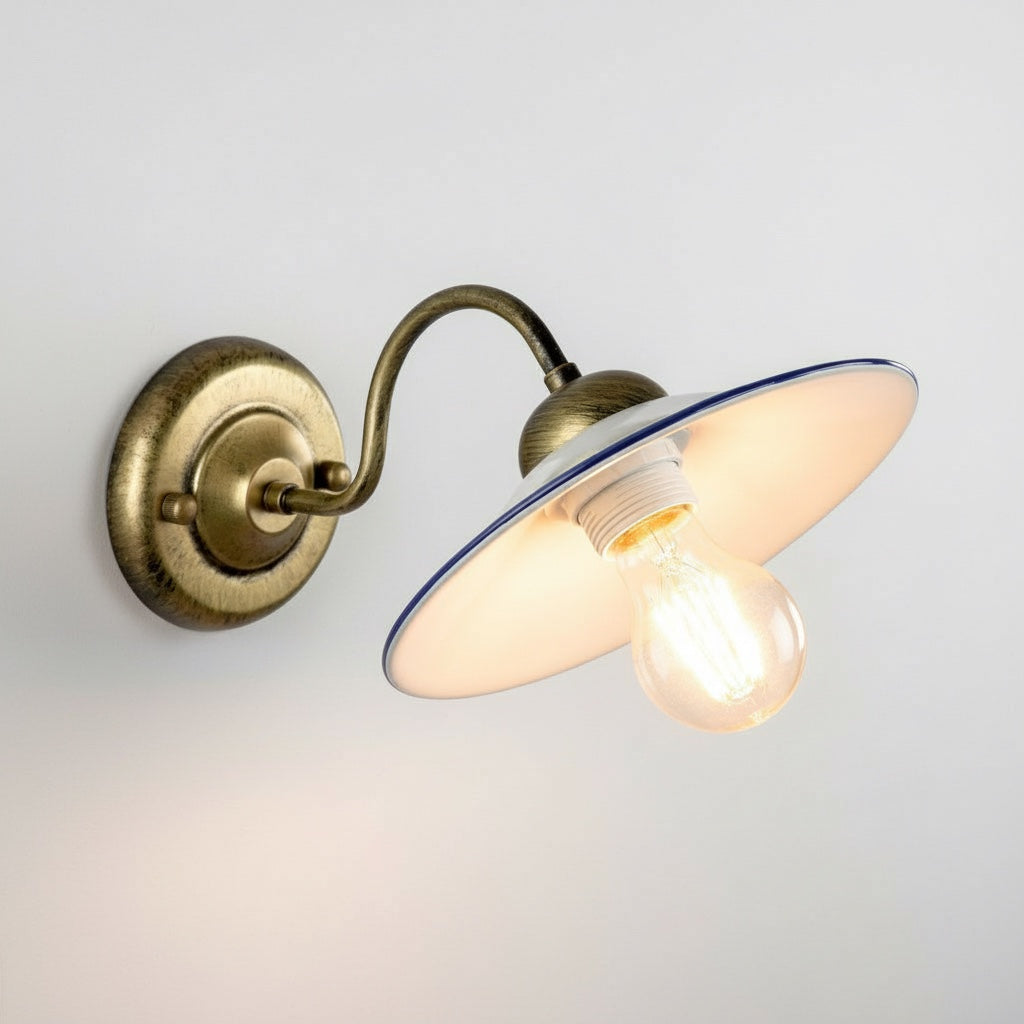 Paralume in ceramica liscia bianco e blu CB002 montato su applique in ottone anticato, acceso con lampadina a filamento E27
