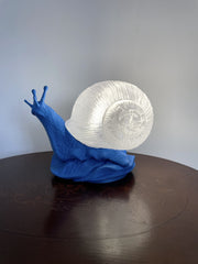 Lampada da Tavolo a Forma di Lumaca Blu con Diffusore Traslucido – Stampa 3D by Diamantlux