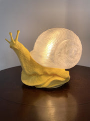 Lampada da Tavolo a Forma di Lumaca Giallo con Diffusore Traslucido – Stampa 3D by Diamantlux