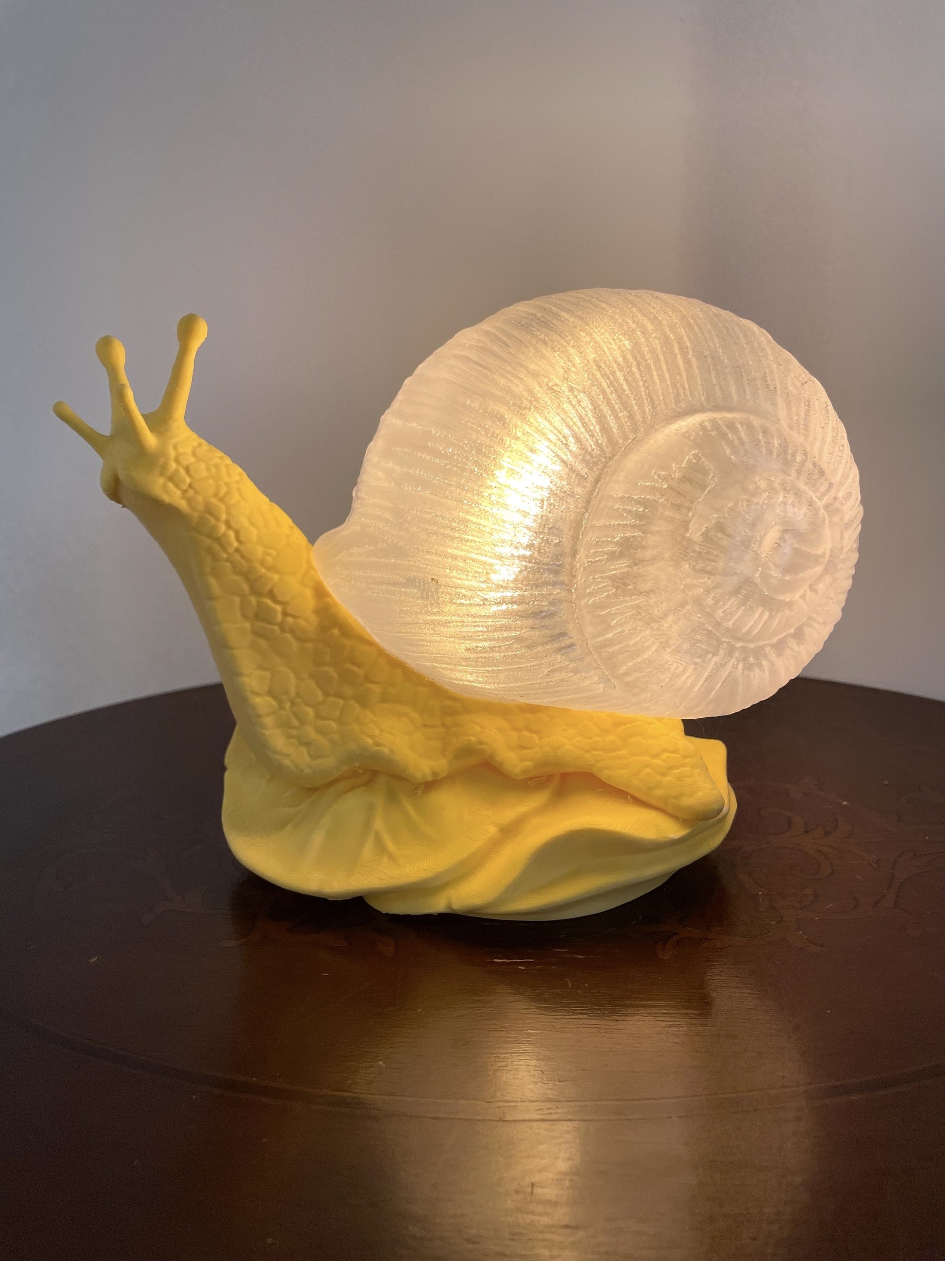 Lampada da Tavolo a Forma di Lumaca Giallo con Diffusore Traslucido – Stampa 3D by Diamantlux