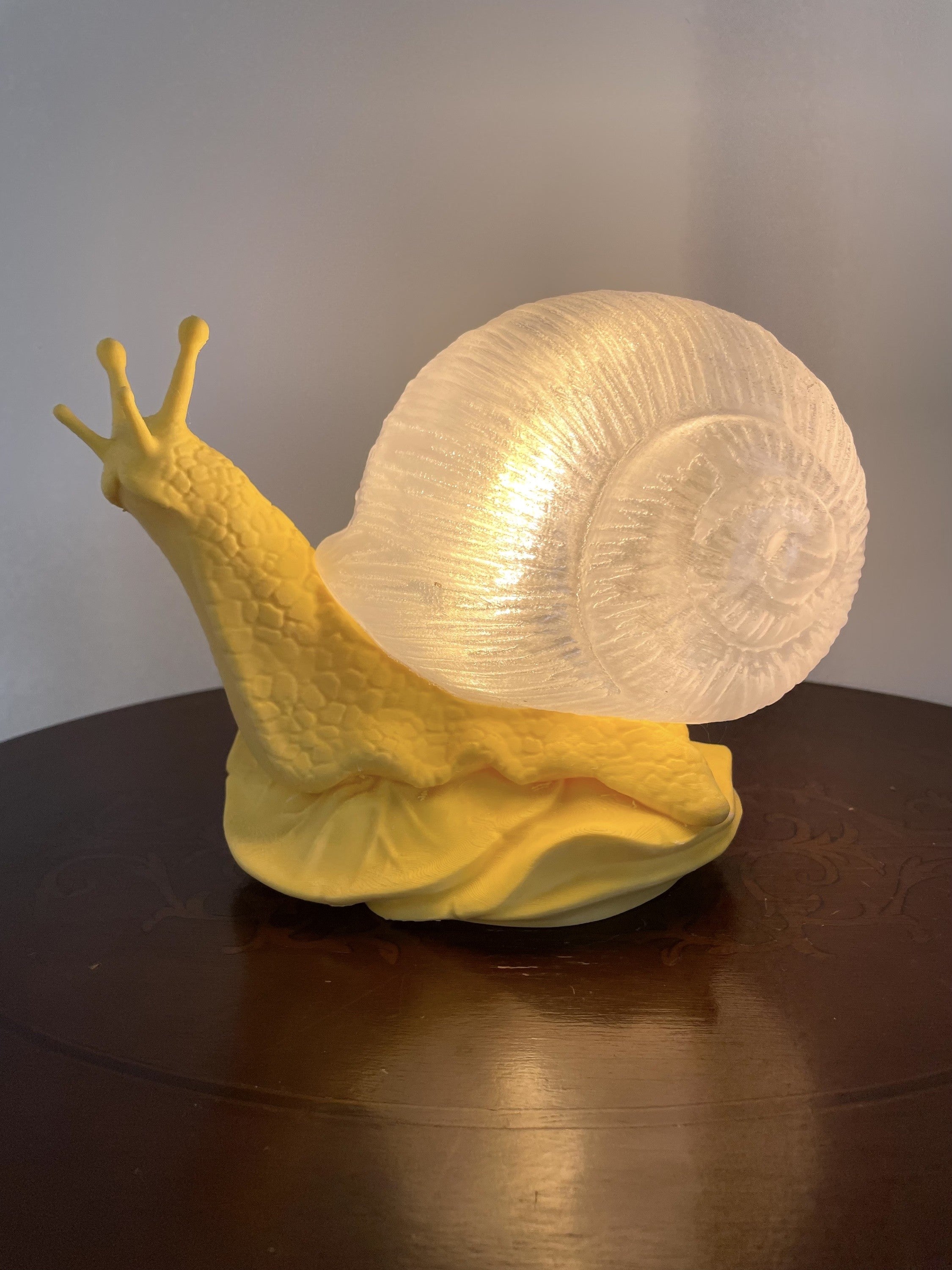 Lampada da Tavolo a Forma di Lumaca Giallo con Diffusore Traslucido – Stampa 3D by Diamantlux