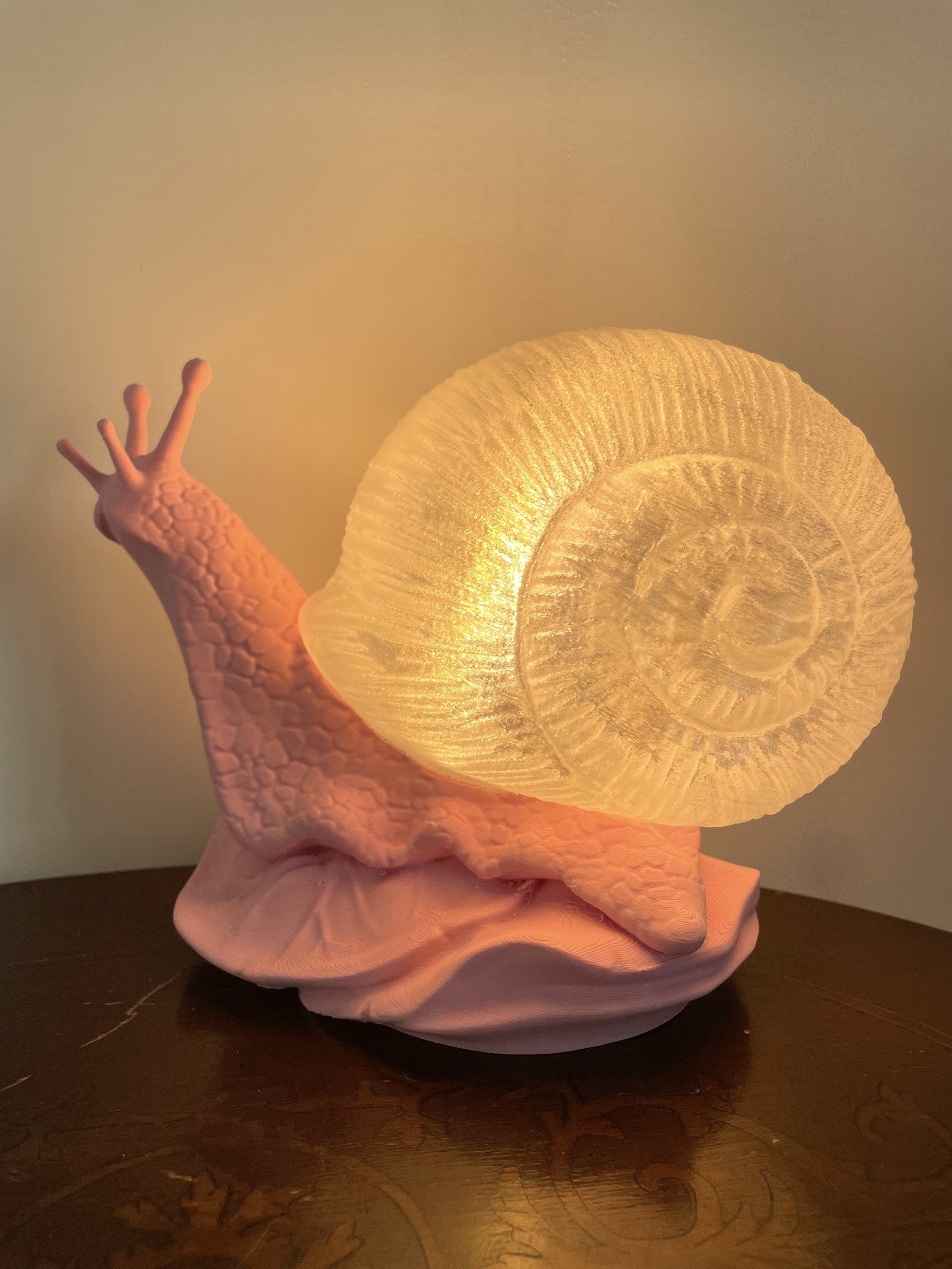 Lampada da Tavolo a Forma di Lumaca Rosa con Diffusore Traslucido – Stampa 3D by Diamantlux