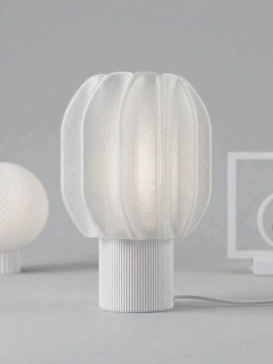 Lampada da tavolo stampata in 3D Petulia in PETG traslucido, paralume a petali verticali e base a coste bianca – KreoLumo