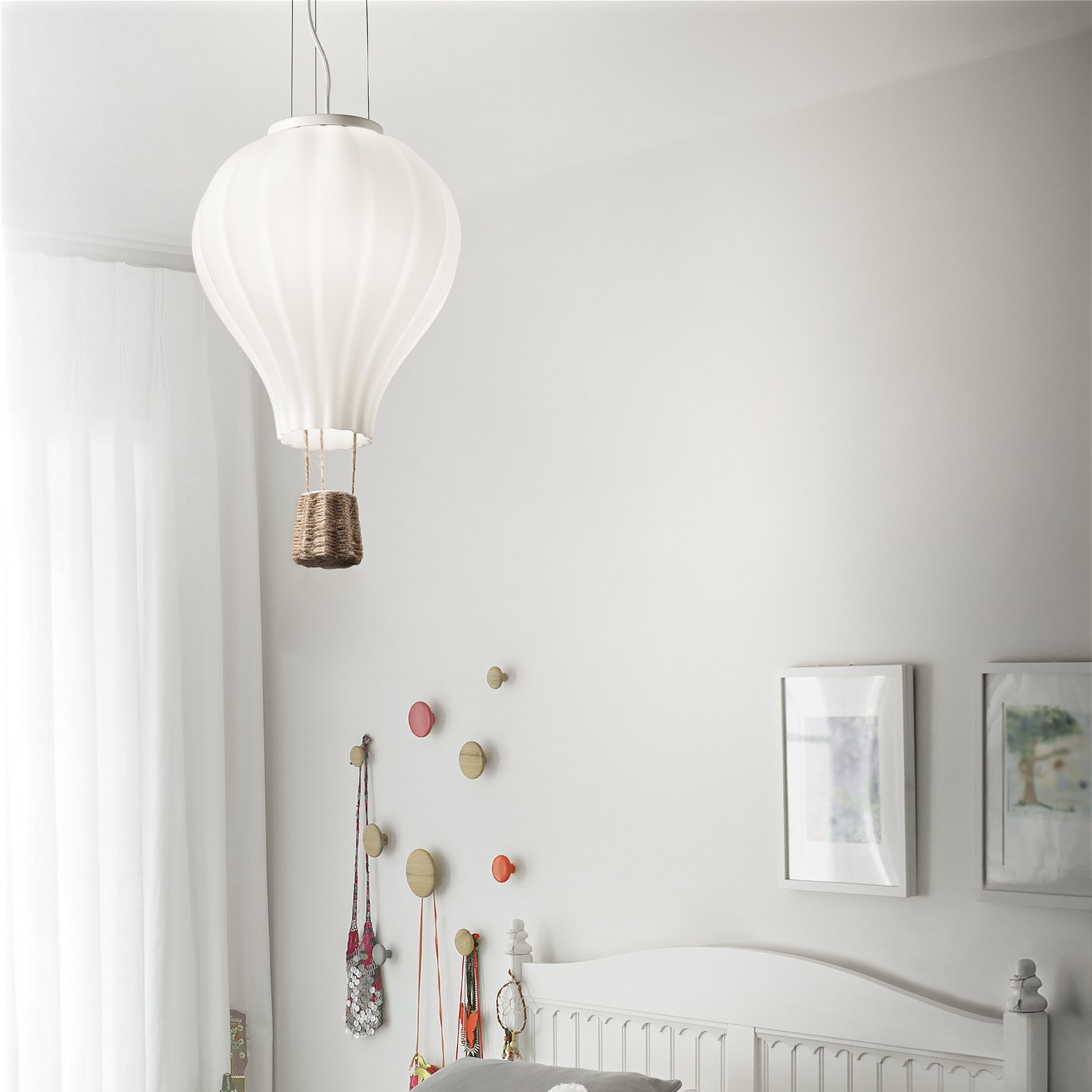 Ambientazione moderna di una cameretta con lampada mongolfiera Dream Big Ideal Lux sospesa, luce diffusa e design creativo in vetro e corda.