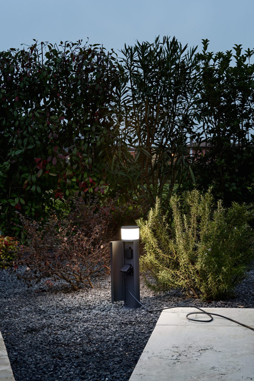 Lampioncino da Esterno Cilindrico con Prese Schuko, Antracite, Alluminio e Acrilico, Espina 6794 A, Perenz