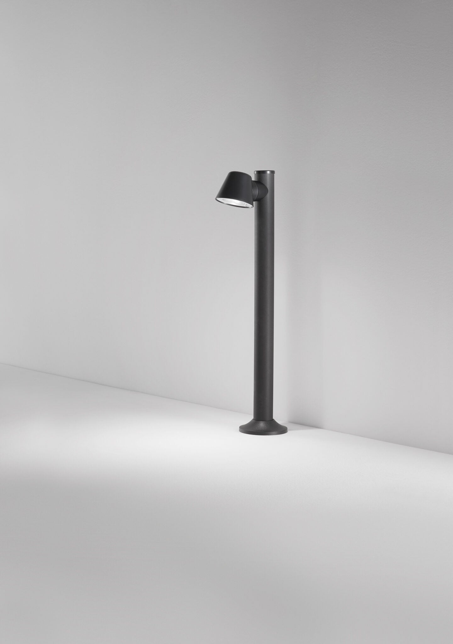 Lampioncino da giardino orientabile singolo Isyluce 330 antracite IP54.