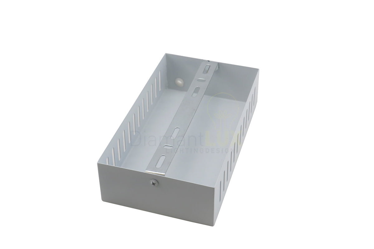 Interno della Metal Box 50W Diamantlux con staffa di fissaggio asolata e foro passacavo