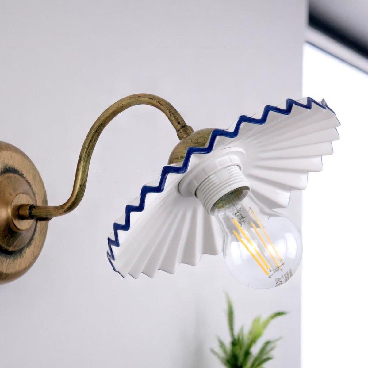 Paralume in ceramica ondulata bianco e blu CB001 montato su applique in ottone anticato con lampadina a filamento E27