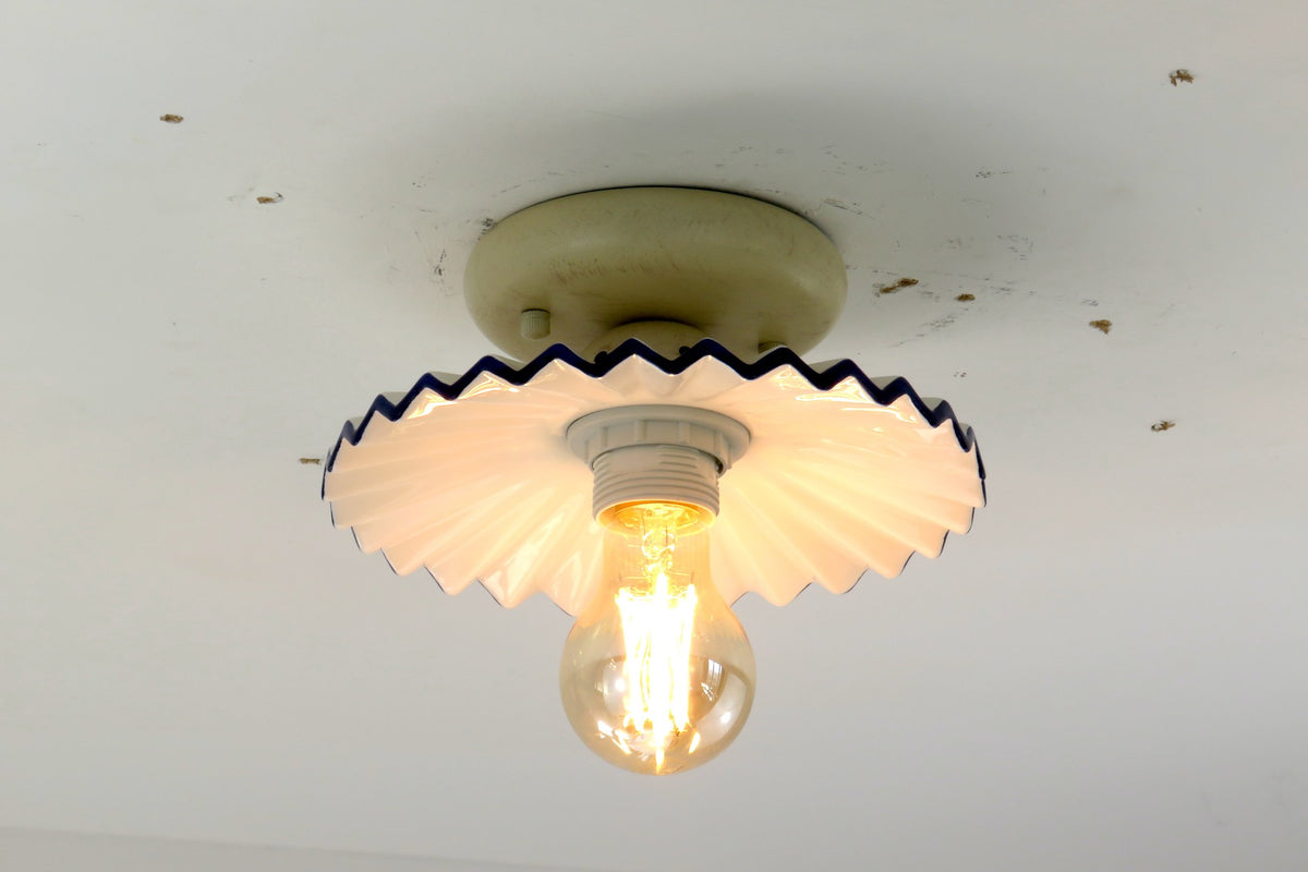 Plafoniera BERENICE-P20 accesa a soffitto, luce calda attraverso la ceramica ondulata bordo blu – Diamantlux
