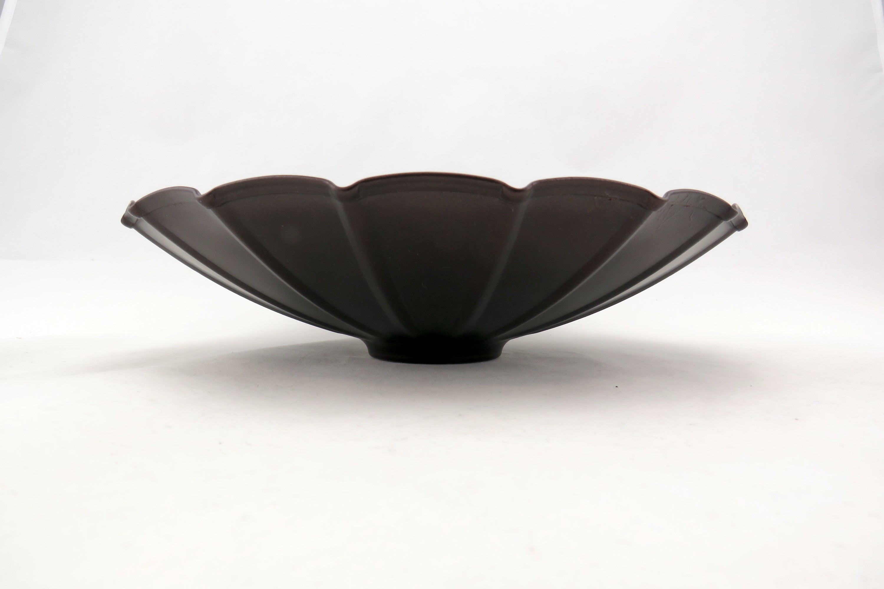 Piatto Diffusore Vintage in Metallo Ondulato Marrone Ø 25cm – Sofia
