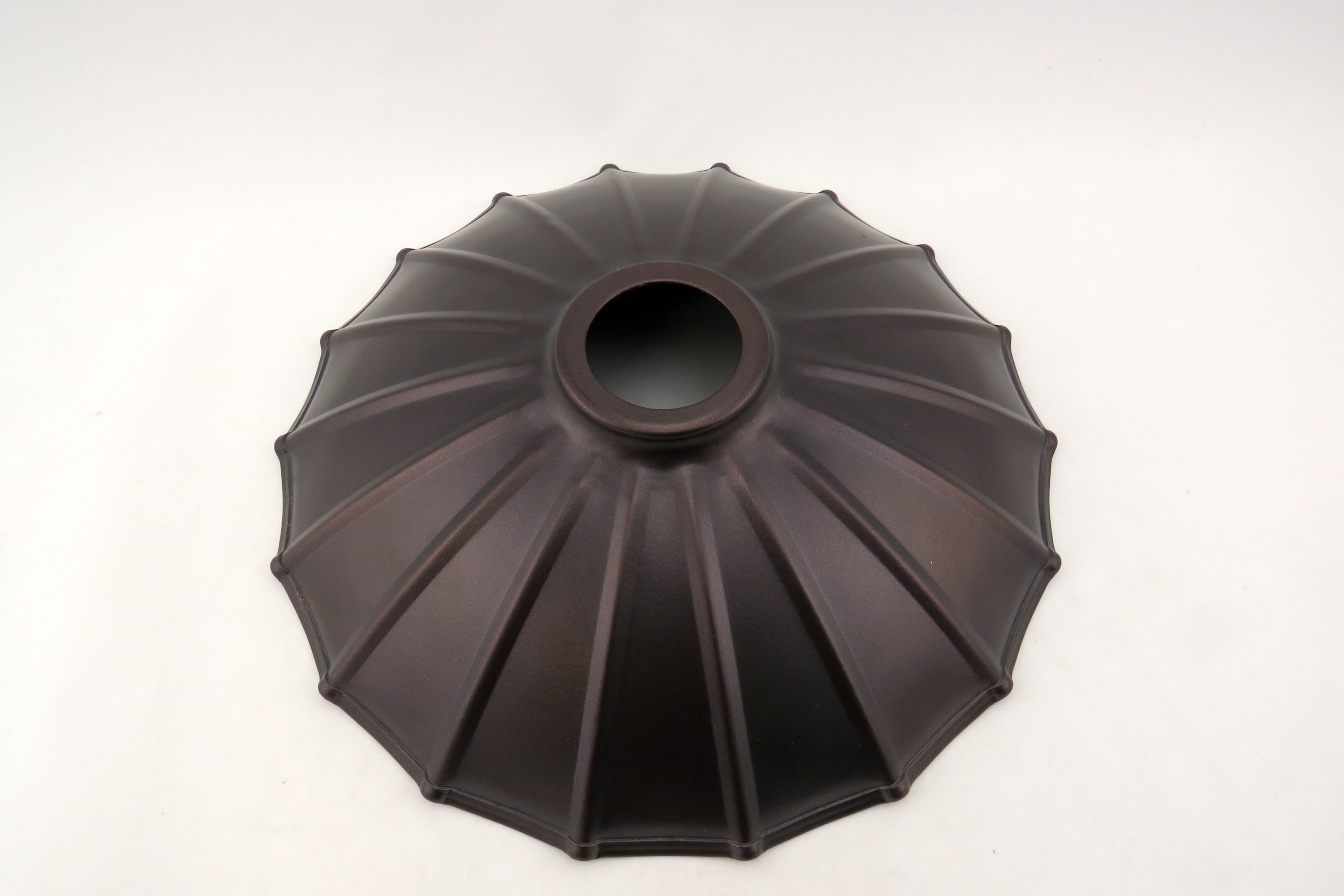 Piatto Diffusore Vintage in Metallo Ondulato Marrone Ø 25cm – Sofia