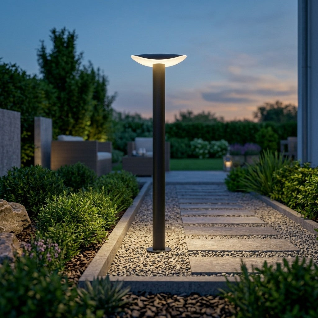 Lampione LED Kinder Spacelux 80 cm acceso in giardino, luce verso il basso su vialetto
