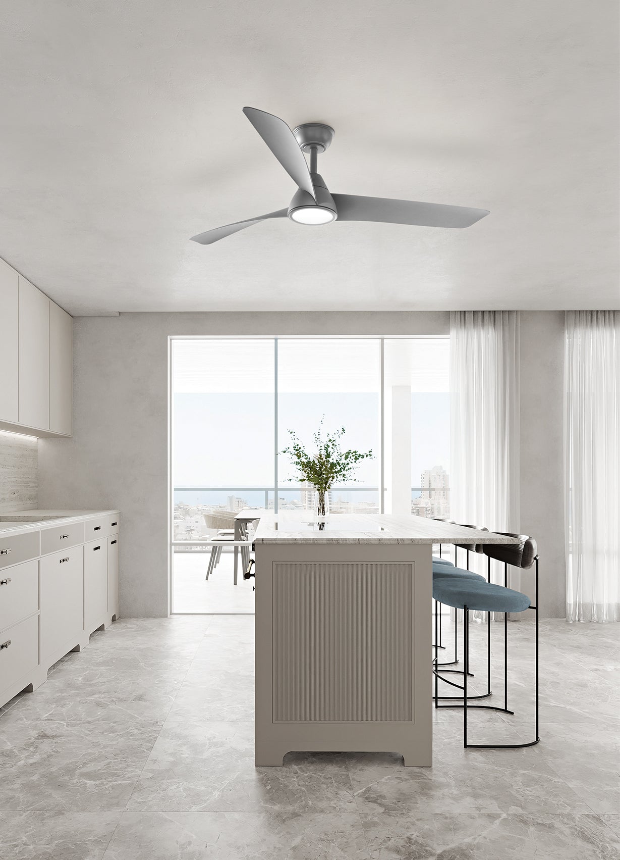 Ambientazione moderna di un ventilatore da soffitto silenzioso grigio opaco Perenz Nora installato sopra l'isola di una cucina open space.