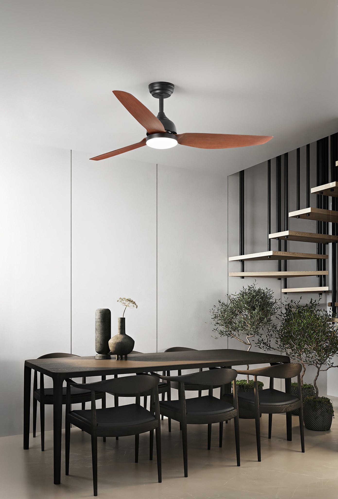 Ambientazione moderna di un ventilatore da soffitto silenzioso nero con pale in legno Perenz 7189 N CT installato sopra un tavolo da pranzo in legno scuro.